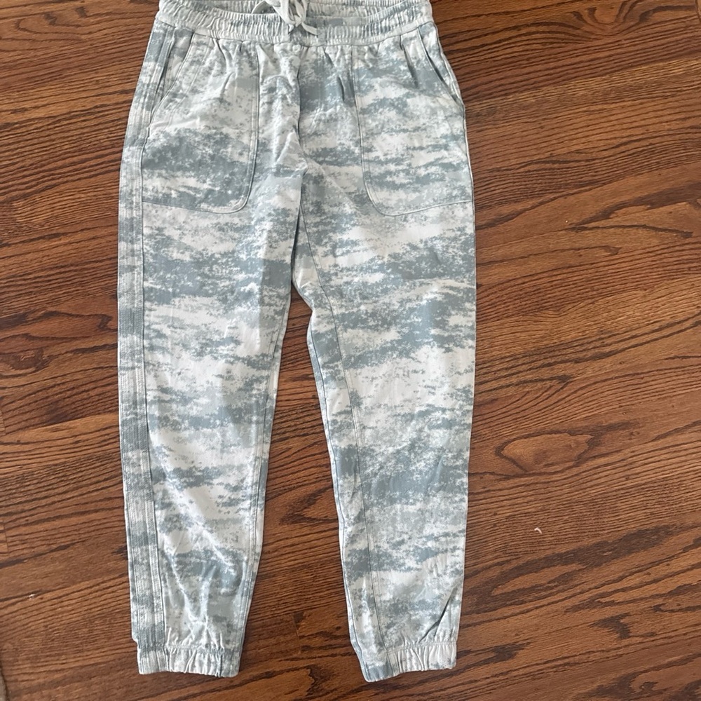 Casual Tie-Dye Jogger Pants in Light Gray/green and White